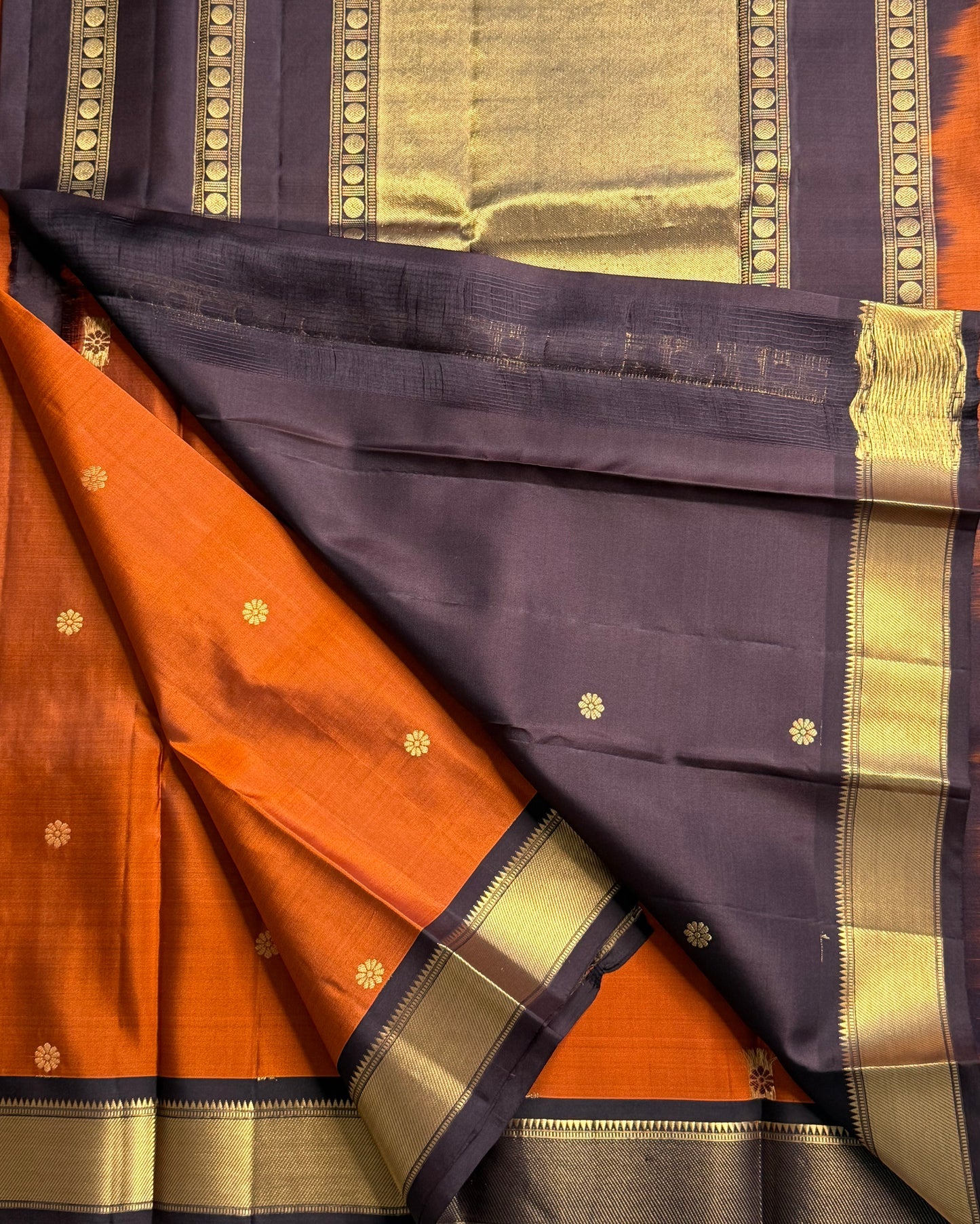 Rust Orange Annam Bloom – Pure Silk Kanchipuram
Rust-orange body with delicate zari buttas 🌸
Aubergine korvai borders with majestic Annam motifs 🪔
Grand aubergine pallu with kasu stripes & tissue weave ✨
Silk Mark Cert • Ships in Two Weeks- chk desc