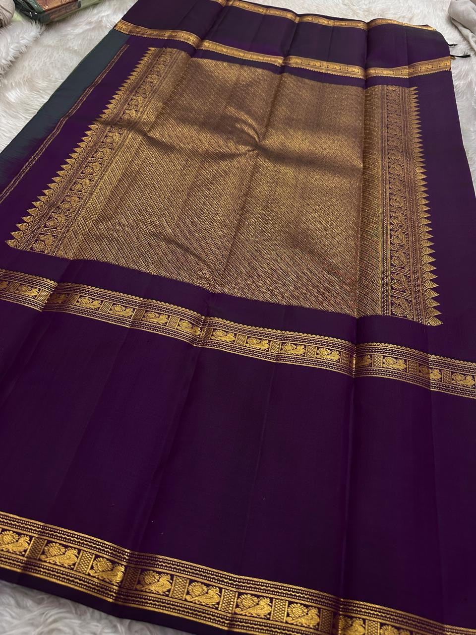 Sivakami ✨
Royal Aubergine & Parrot-Green Korvai Kanchipuram Pure Silk Saree
With Purple Thazampoo Reku Crown & Rettapet Mayil Zari Border
Grand Gold Brocade Pallu with Temple-Inspired Detailing
Silk Mark Certified | Handloom Heirloom Elegance