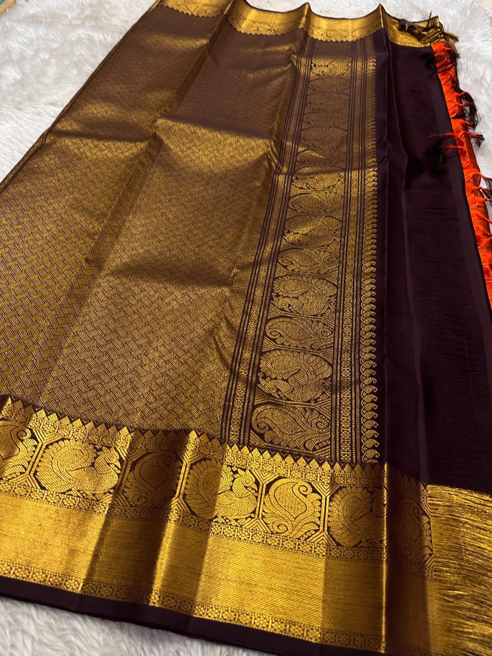 Rust Orange Chakram — Korvai Kanchipuram (Pure Silk)
Deep Aubergine Contrast Border & Diamond-Jaal Pallu
Peacock–Mango (Mayil–Mankolam) Zari Panels • Temple Edging
Handloom • Running Contrast Blouse with Zari Border
Silk Mark Certified • Ships in Two