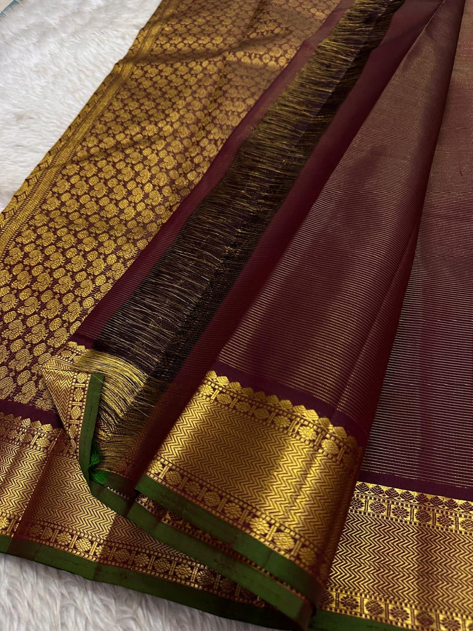 Kili Brown Maroon ✨
Vairaoosi Pure Silk Kanchipuram Saree
With Gold Kili (Parrot) Motifs
Vanki Neli Border with Arai Maadam & Rudhraksham Pet
Opulent Grid Zari Pallu & Matching Blouse