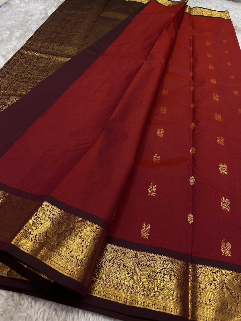Maroon Yali Butta – Pure Korvai Kanchipuram Silk Saree
Deep maroon body with delicate gold zari paisley & floral buttas
Contrast chocolate-maroon korvai border featuring bold yali motifs
Silk mark certified- ships in 2 weeks