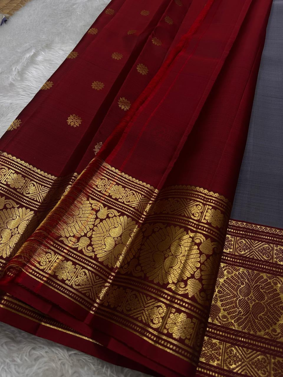 Aarohi – Ash Grey Pure Silk Kanchipuram Saree
Featuring a vibrant vermillion maroon red border and pallu.
Adorned with traditional mullai seer and intricate zari motifs.
A perfect blend of subtle elegance and festive vibrance.