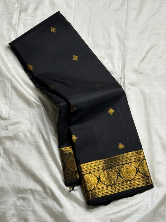 Kaviya Irul — Pure Silk Kanchipuram Saree
Jet Black Body • Antique Gold Zari Buttas
Floral Medallion Korvai Border • Brocade Pallu
Silk Mark Certified ✅ • Fall & Pico Done ✅
Blouse Stitching Available ($30) • Free Shipping within USA 🇺🇸 • Two Weeks