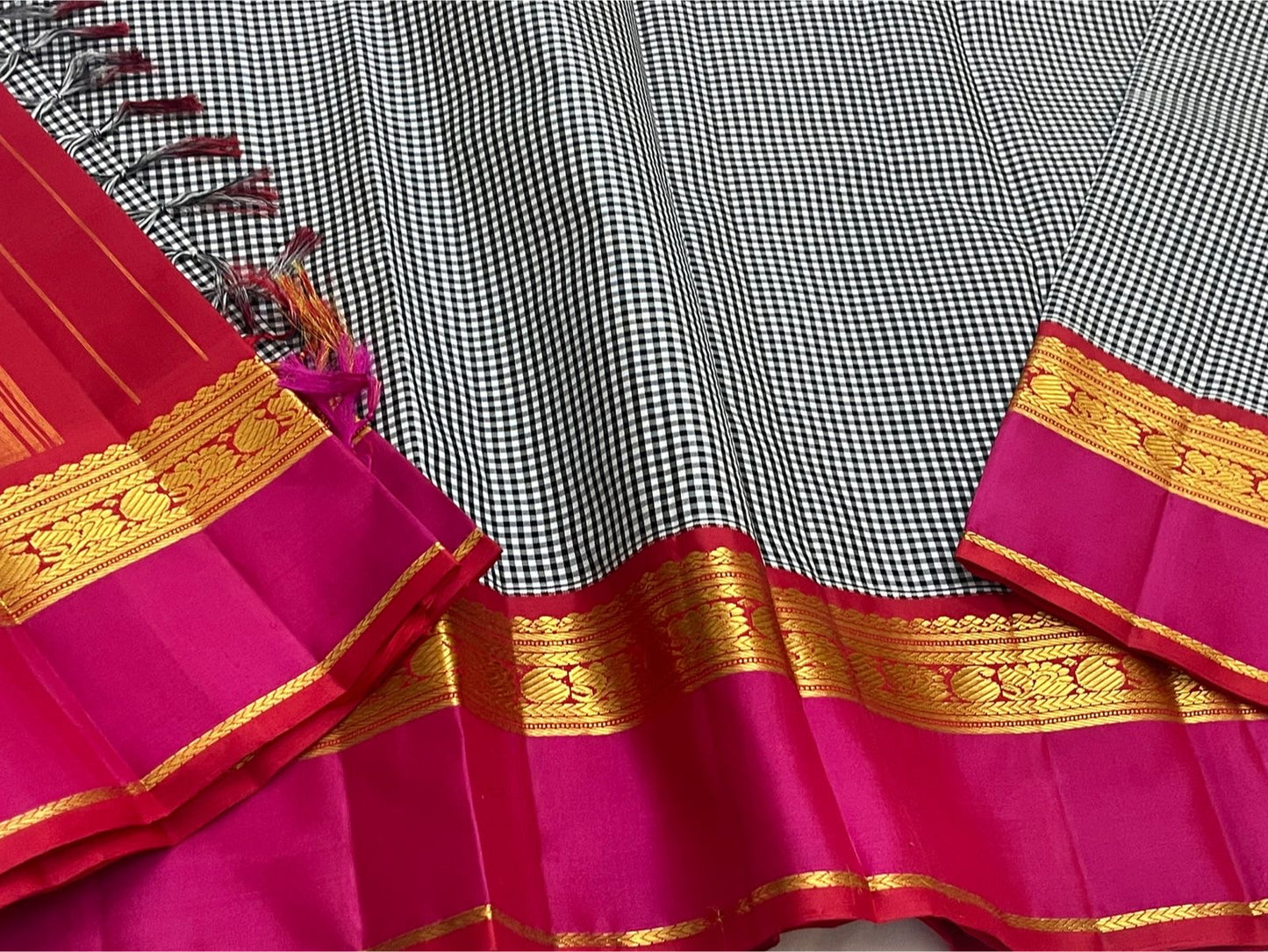 Rani Ember Podi Kattam — Pure Silk Kanchipuram Saree
Black & Ivory Micro Checks with Rani Magenta–Orange Korvai Border ✨
Silk Mark Certified • Fall & Pico Done • Ships in Two Weeks • Free USA Shipping ✅
