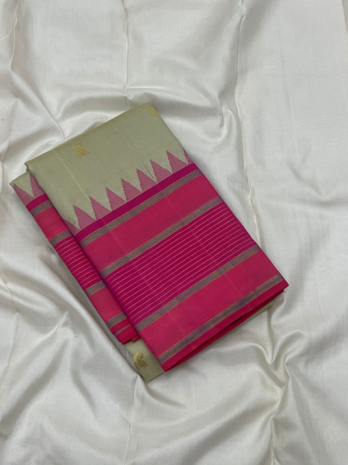 Cardamom Roja • Pure Silk Kanchipuram Saree
Pista Green with Gold Buttas • Rani Pink Contrast & Silver Zari Borders
Silk Mark Certified • Free USA Shipping • Ships in Two Weeks ✅
