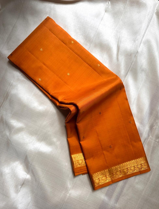 Small Border – Golden Mustard 🌼
Pure Kanchipuram silk in deep golden-mustard with petite zari buttas and floral vines border ✨
Silk Mark Certified • Free USA Shipping • Ships in Two Weeks ✅