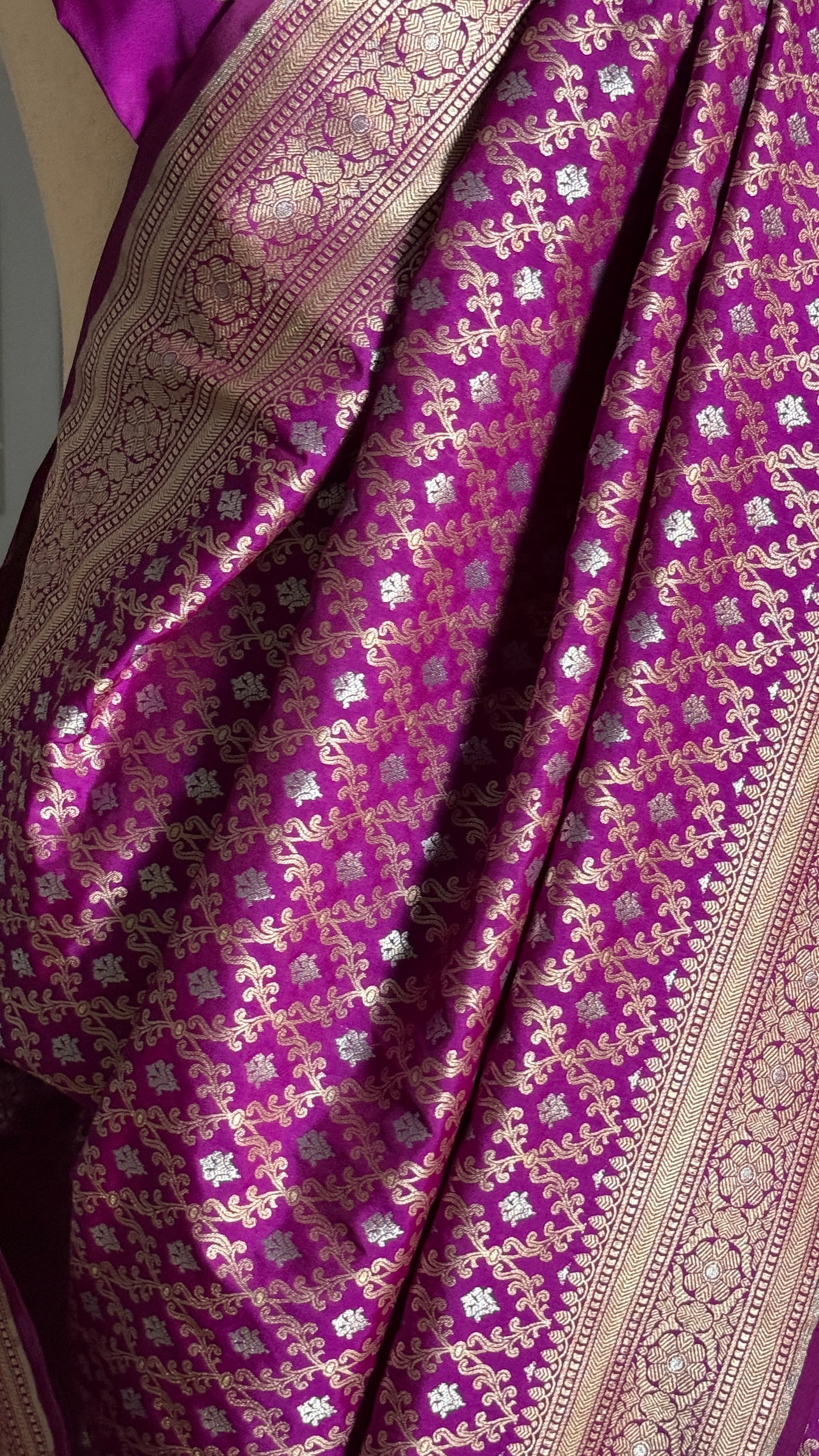 Luxurious deep purple silk Katan Banarasi, exquisitely soft and lightweight.
All-over jaal work in stunning sona roopa (gold & silver)for timeless elegance.
Handwoven Raw Mango–style by certified Banarasi weaver family from Azamgarh.
Ready to ship from NJ