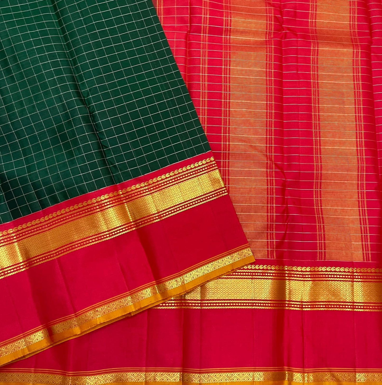 Verdant Blaze Korvai – Pure Silk Kanchipuram Saree
Deep Green Checked Body with Contrast Red Border ✨
Mustard Selvedge Highlight for a Striking Edge 🌼
Rich Gold Zari Borders & Traditional Korvai Weave 💛
Silk Mark Certified | ships in2 weeks