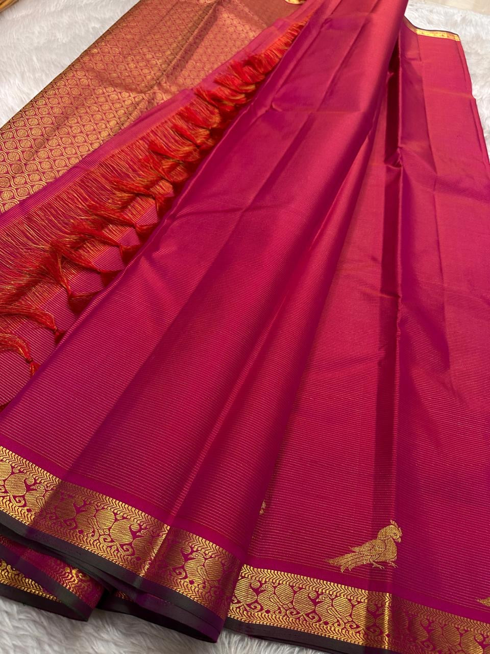 Vairaoosi Kili – Pink ✨
Pure Silk Kanchipuram Saree
with Delicate Parrot Motifs 🕊️
Vanki Neli Zari Border 🌿 with peacock and paisley motifs
& Opulent Brocade Pallu ✨