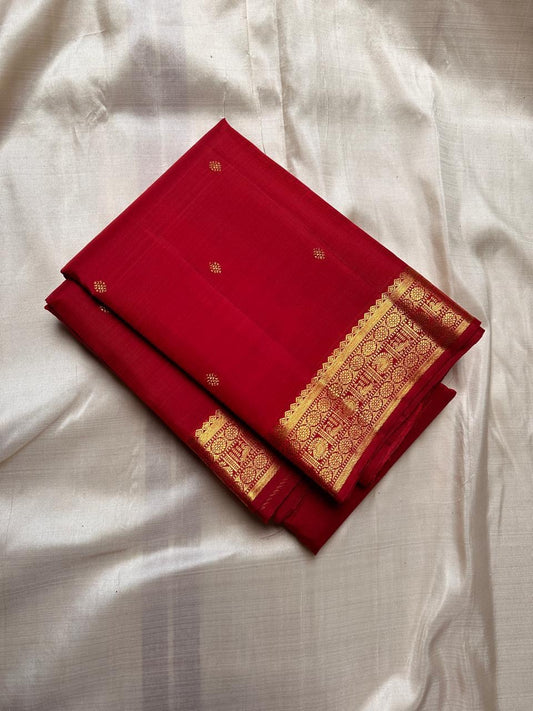 ✨ Kemp Red — Pure Silk Kanchipuram Saree ✨
Rich ruby-red body with gold zari coin buttas, antique gold korvai border & grand brocade pallu.
Silk Mark Certified • Free USA Shipping • Ships in 2 Weeks • Blouse Stitching $30 ✅
