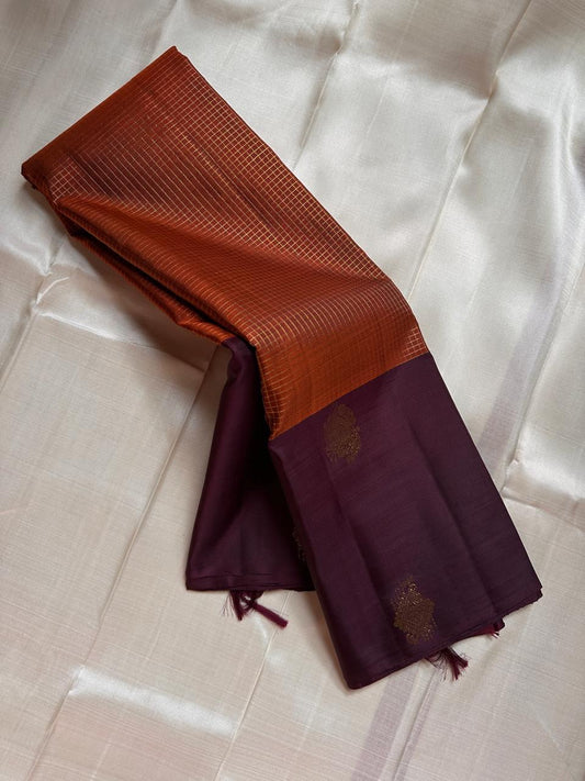 Rust Orange & Wide Broad Silk Korvai – Pure Kanchipuram Silk Saree
Deep wine body adorned with gold ambi buttas for subtle elegance
Contrast rust-orange wide korvai border with podi-kattam micro checks
Grand wine pallu with full-zari diamond jaal