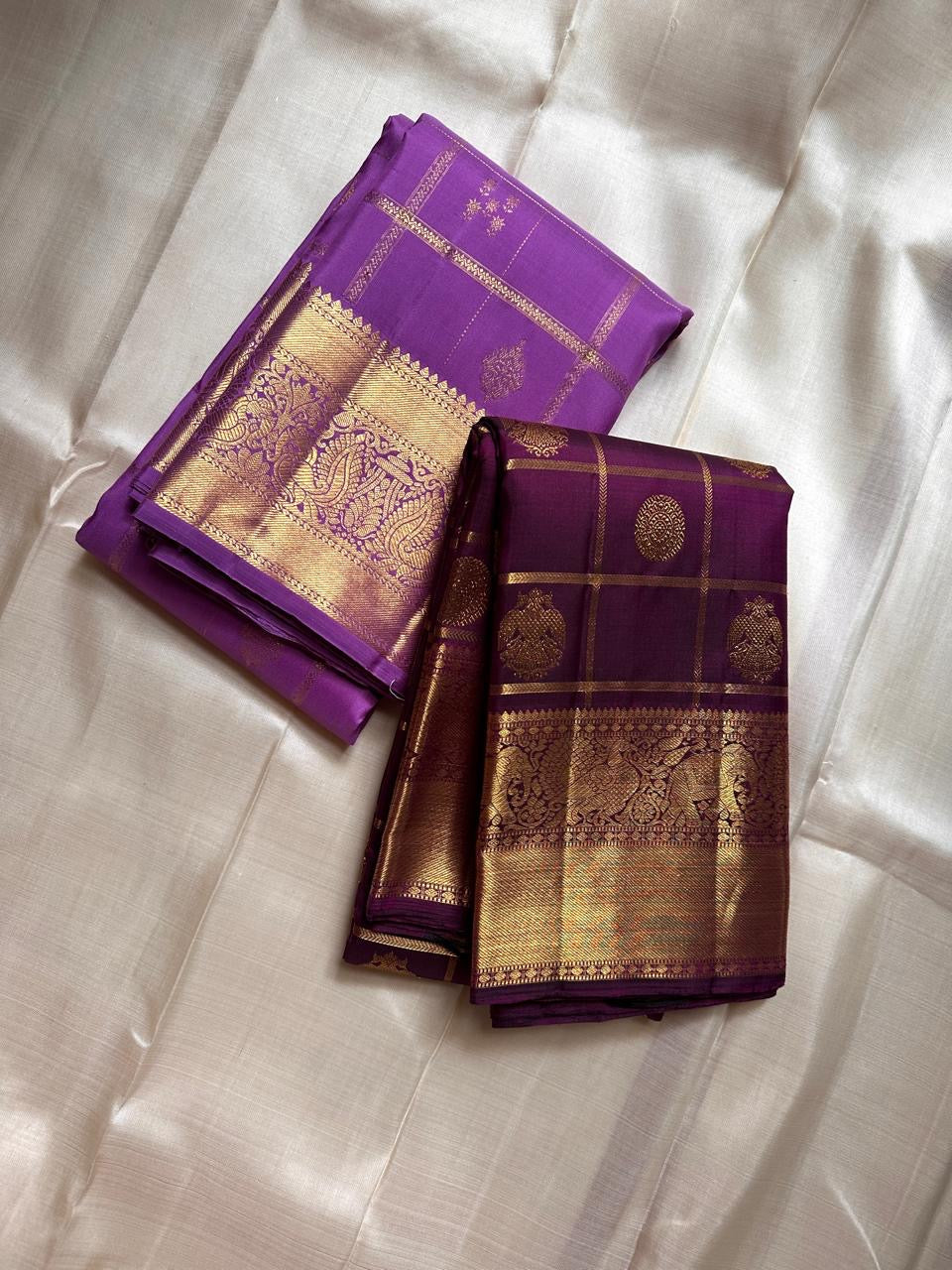 Nayaki ✨ — Deep Jamun (Naaval Pazham) Pure Silk Saree
With Zari Kattam Checks Across the Lustrous Body
Featuring Rare Gandaberunda Motifs in Gold Zari
Broad Elephant-Adorned Border in Heritage Weave
Grand Jamun Pallu with Rich Zari Brocade Artistry