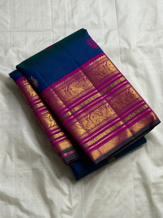 Starry Night — Pure Silk Kanchipuram Saree
Dual-tone Teal Blue with Magenta & Gold Paisley Buttas ✨
Silk Mark Certified ✅ | Ships in Two Weeks | Free USA Shipping 🇺🇸