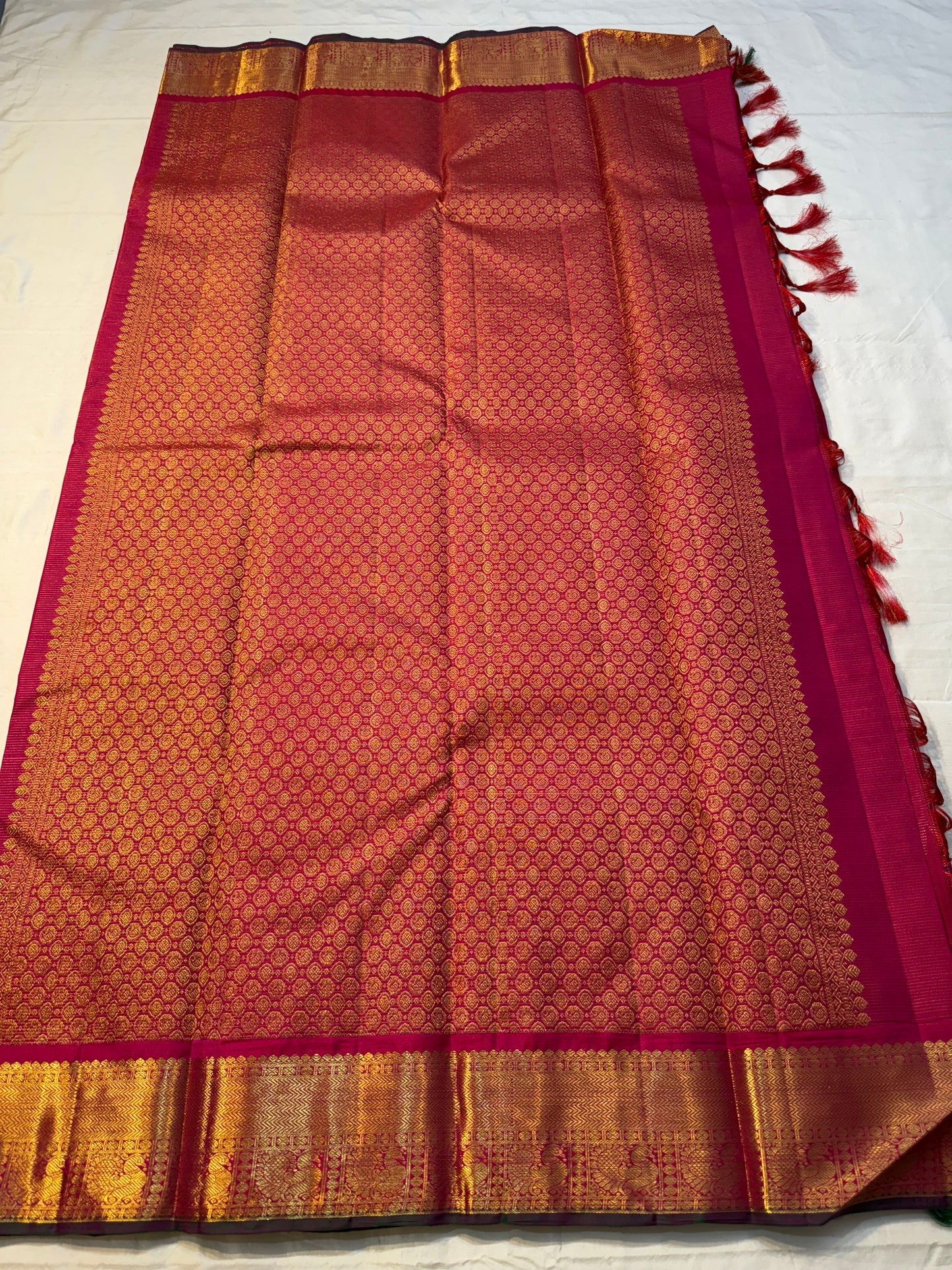 Vairaoosi Rani Mayil Chakram — Pure Kanchipuram Silk Saree
Rani-pink body with gold chakram buttas & korvai mayil zari border in dark green selvedge ✨
Silk Mark Certified • Free Shipping within USA • Ships in Two Weeks