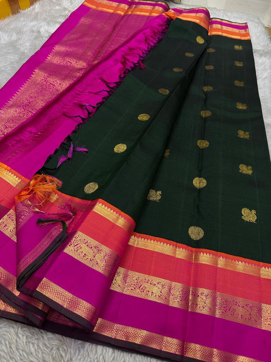 Varna Jaalam Green — Pure Silk Kanchipuram
Bottle-green body with gold chakram & mayil buttas, korvai pink-orange border
Silk Mark Certified • Free USA Shipping • Ships in Two Weeks ✅
