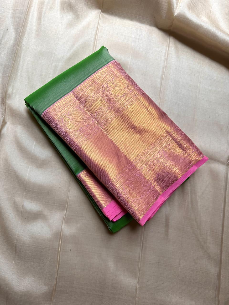 Mira 💚✨ – Pure Kanchipuram Silk Saree
In a Festive Vibrant Parrot Green Hue
Contrasting Pink Rettapet Border & Pallu
Intricate Vanasringaram Motifs in Zari Weave
Traditional Bavanji Border Detailing
Silk Mark Certified | Blouse Fabric Attached