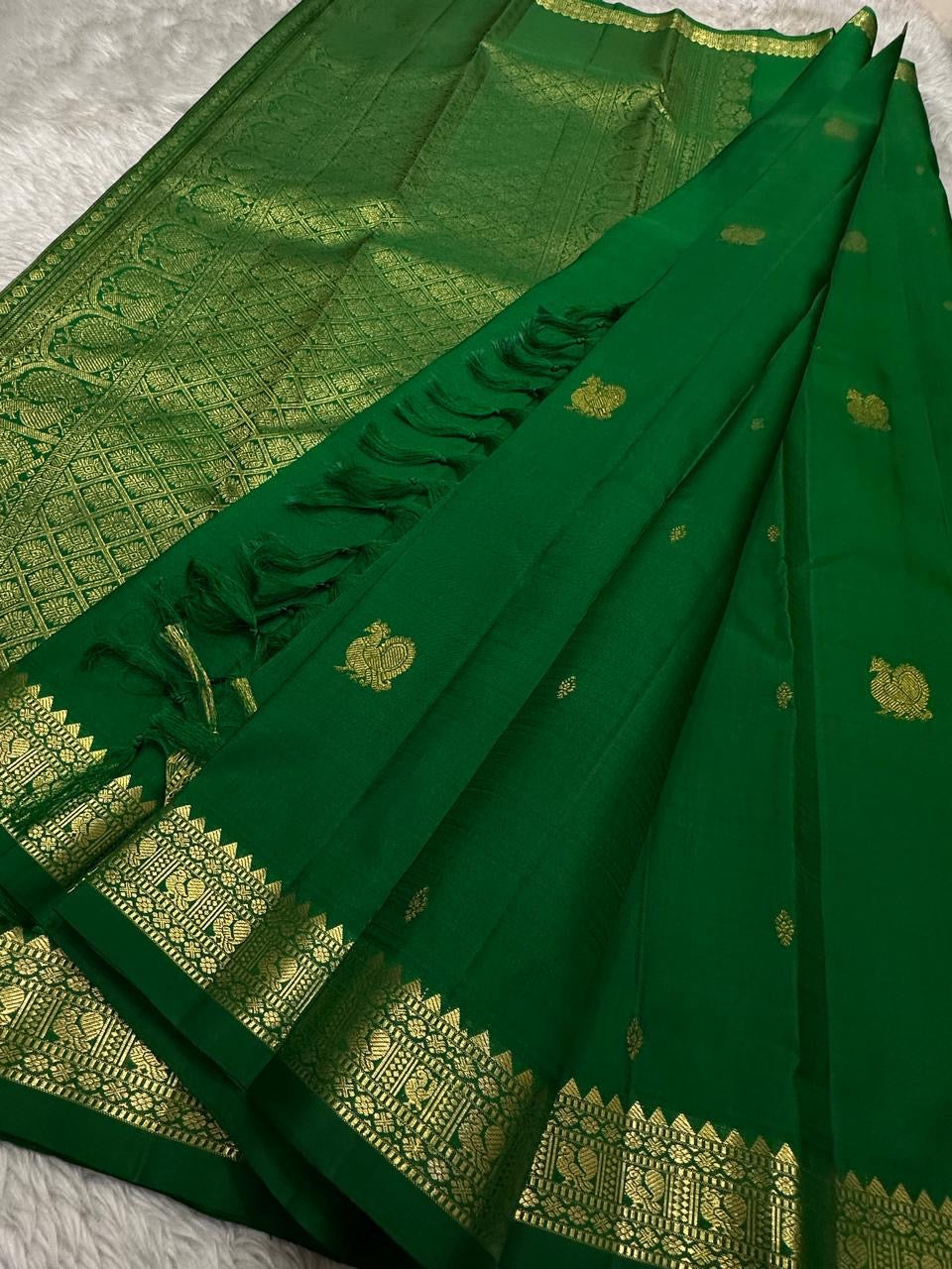 Small Border Pachai | Pure Kanchipuram Silk Saree
Temple green elegance with petite zari buttas & fine korvai border ✨
Silk Mark Certified • Free USA Shipping • Ships in Two Weeks