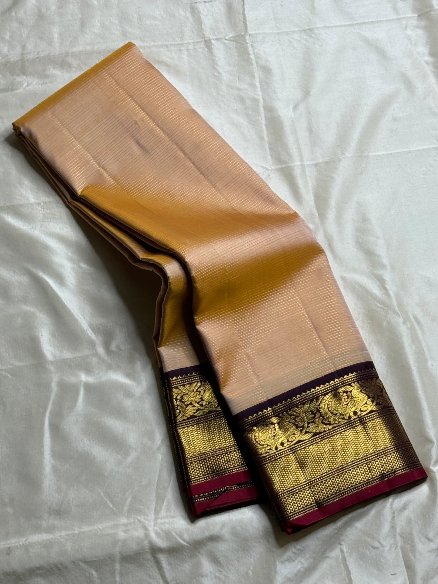Butterscotch Vairaoosi — Pure Silk Kanchipuram Saree
Sand–butterscotch vaira oosi body • Maroon–plum korvai borders • Antique gold zari floral & peacock weave
Silk Mark Certified ✅ • Fall & Pico Done ✅ • Blouse Stitching Available ($30) ✅ • Ships in Two W