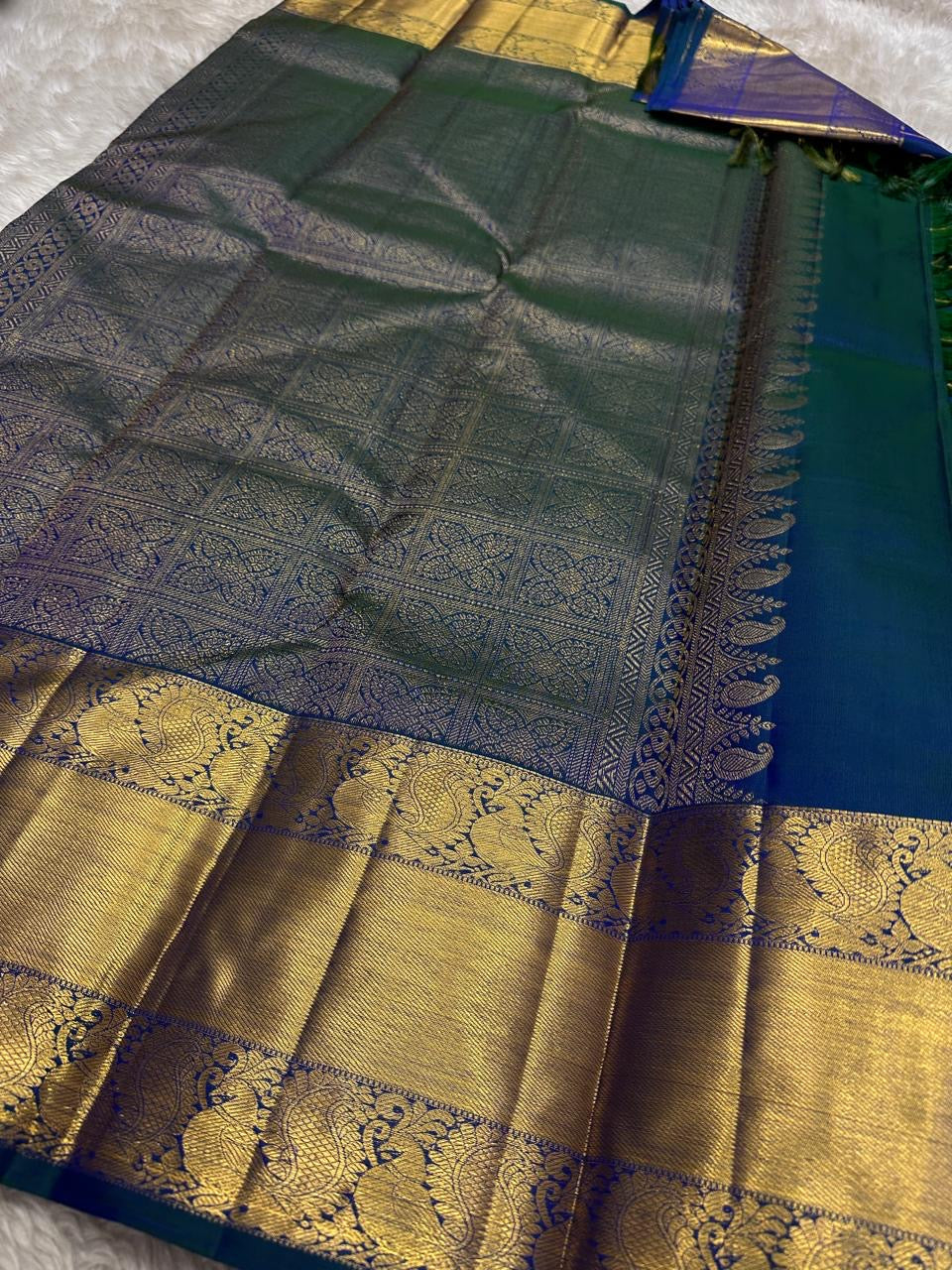Nemali Zari Checks | Pure Silk Kanchipuram
Peacock-Blue & Emerald-Green Dual Tone • Zari Checks with Buttas
Gold Zari Borders with Paisley Motifs • Rich Brocade Pallu
Silk Mark Certified • Free Shipping within USA
Ships in Two Weeks | Blouse Sti