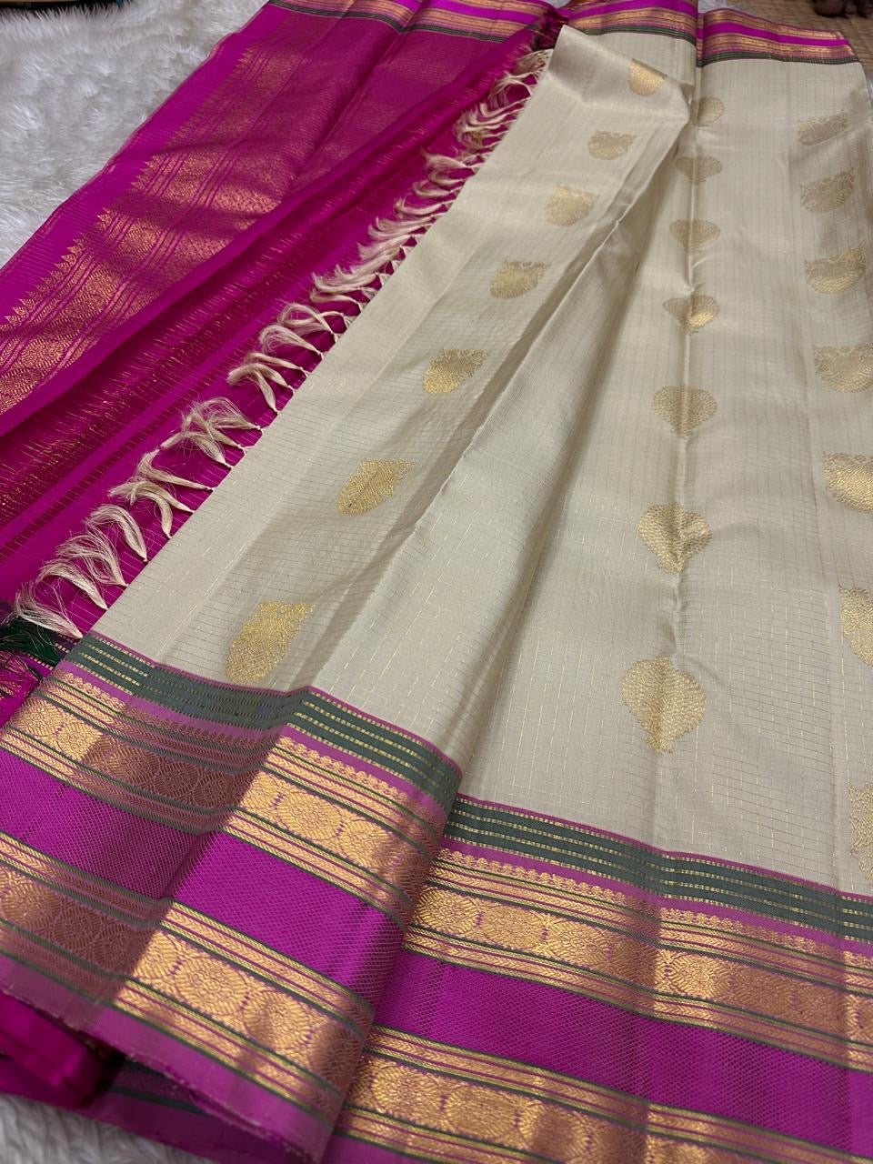 Jasmine Fuchsia — Pure Silk Kanchipuram Saree
Pearl-Ivory Body with Gold Buttas & Rani-Fuchsia Korvai Border ✨
Silk Mark Certified • Free USA Shipping • Ships in 2 Weeks✅