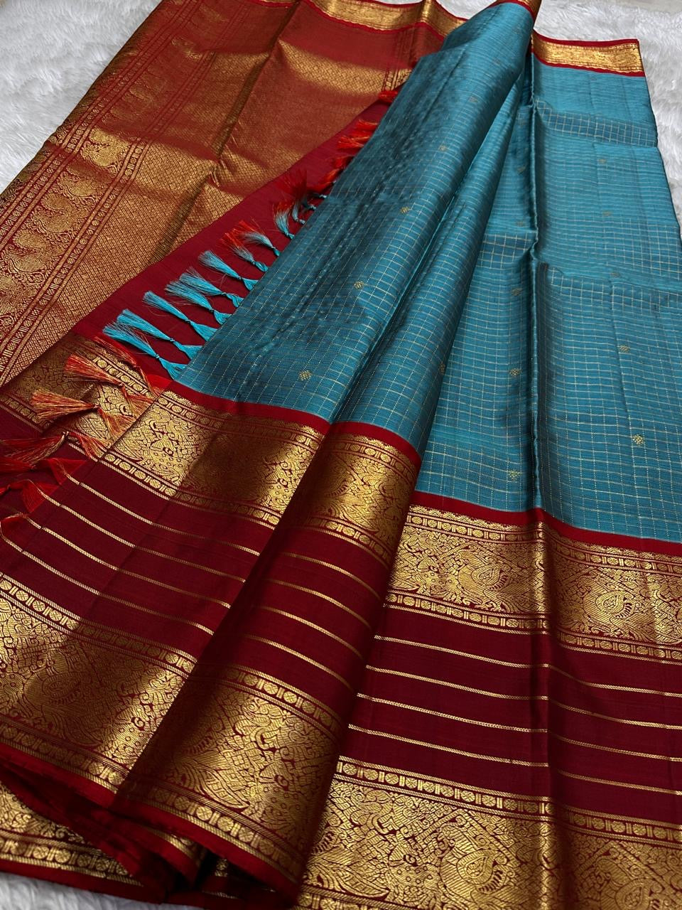 Janaki ✨
Rama Blue Pure Kanchipuram Silk Saree
With Vermilion Red Rettapet peacock Border
Gold Zari lines & beautiful Pallu
Silk Mark Certified | Handloom Heritage