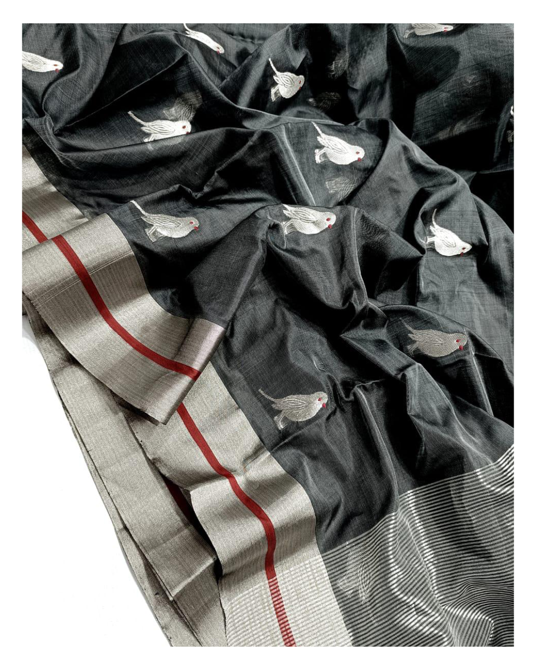 Chidiyaa 🌼✨
Pure Silk Chanderi Handloom Ash Grey Saree
Adorned with Red Mina & Intricate Zari Buttas
Contrasting Elegance with Luxurious Zari Pallu
Fall & Pico Done | Blouse Attached | Stitching Available