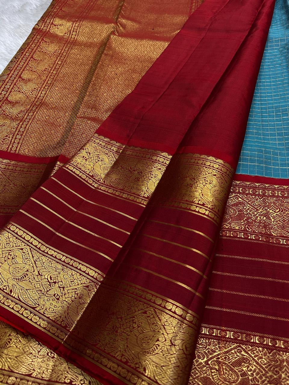 Janaki ✨
Rama Blue Pure Kanchipuram Silk Saree
With Vermilion Red Rettapet peacock Border
Gold Zari lines & beautiful Pallu
Silk Mark Certified | Handloom Heritage