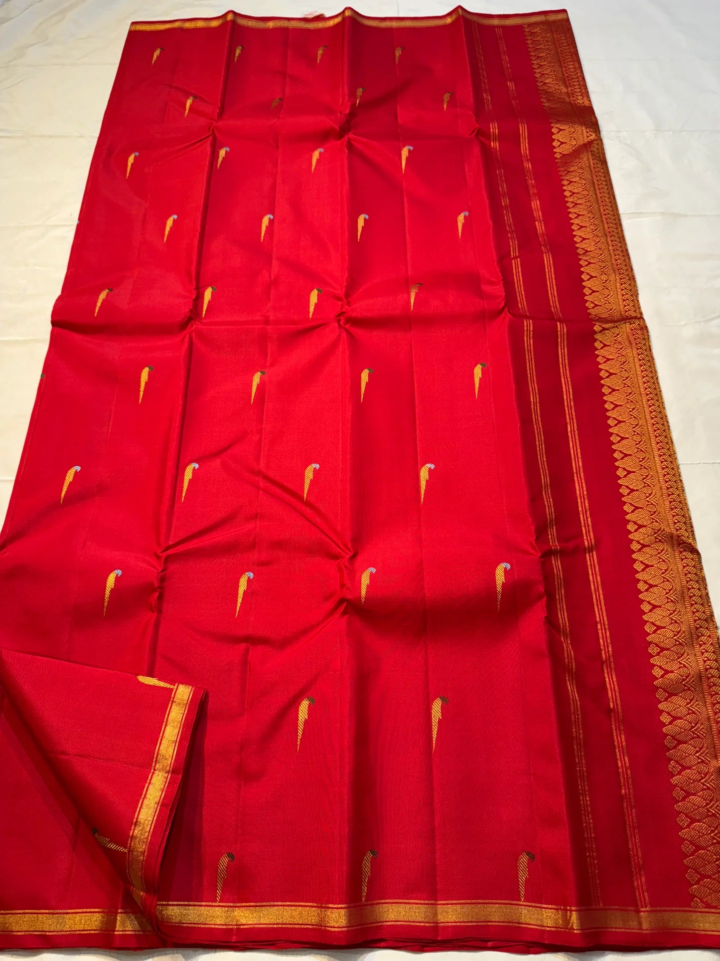 Mina Muniya ( parrot motif ) — Pure Silk Kanchipuram
Vermilion red body with golden muniya (parrot) motifs & intricate zari work ✨
Silk Mark Certified • Grand Mayil Pallu • Ships in Two Weeks • Free Shipping within USA