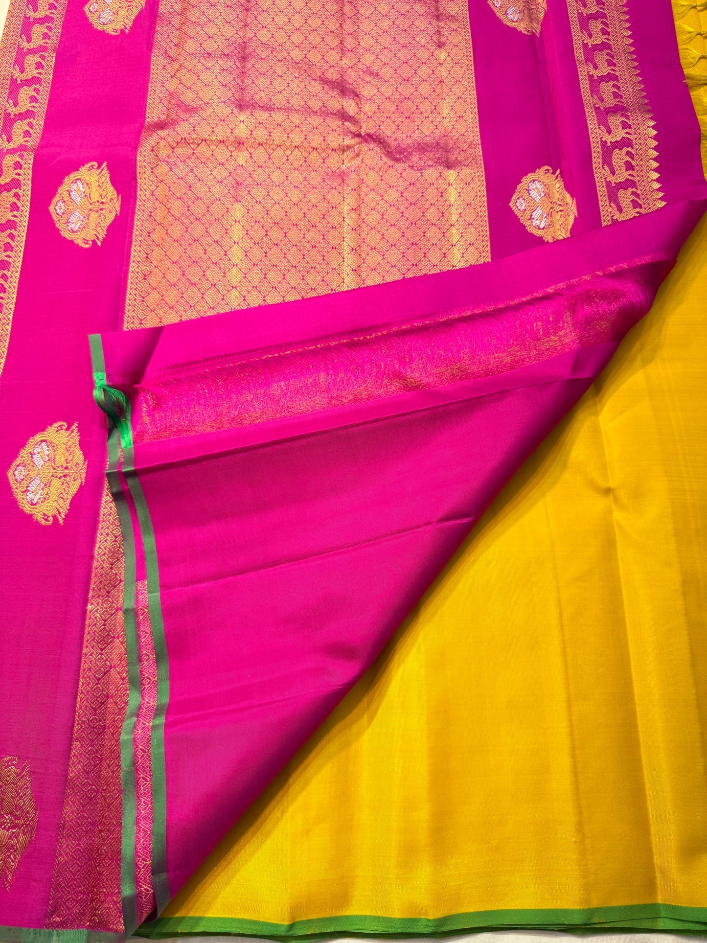 Silk Thread Deer Butta — Muted Yellow Pure Silk Kanchipuram Saree
Turmeric-yellow body with silver & parrot-green silk deer motifs · Rani-pink zari pallu with temple motifs · Green selvedge korvai border finish ✨
Silk Mark Certified ✅ | Fall & Pico Done ✅