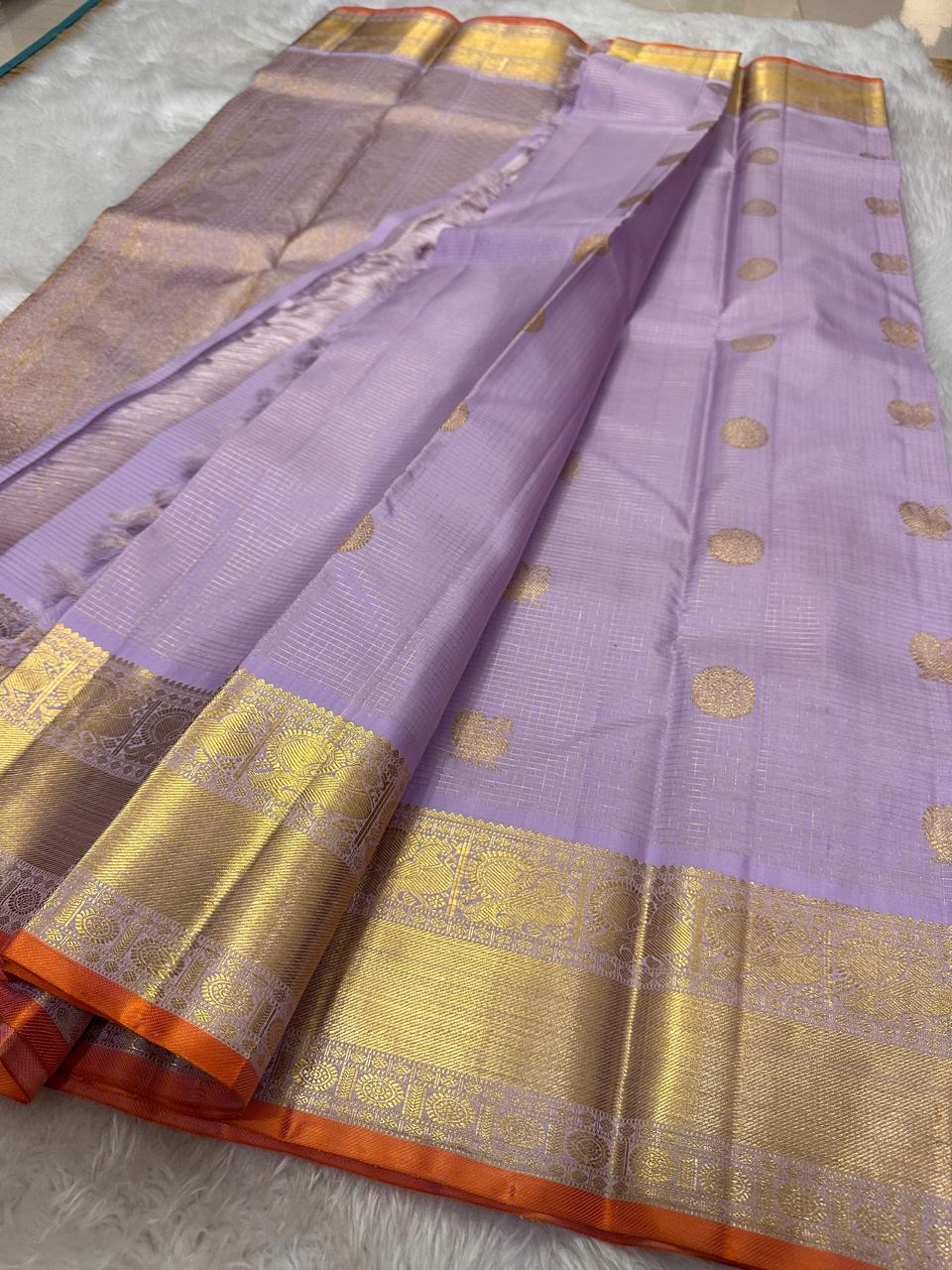 Lilavathi — Lavender & Gold Korvai
Pure Silk Kanchipuram Saree with Coin & Mango Zari Buttas
Antique-Gold Peacock Border • Grand Zari Pallu •
Silk Mark Certified ✅ Fall & Pico Done ✅ Blouse Stitching Available ($30) ✅
Free Shipping within 4 weeks
