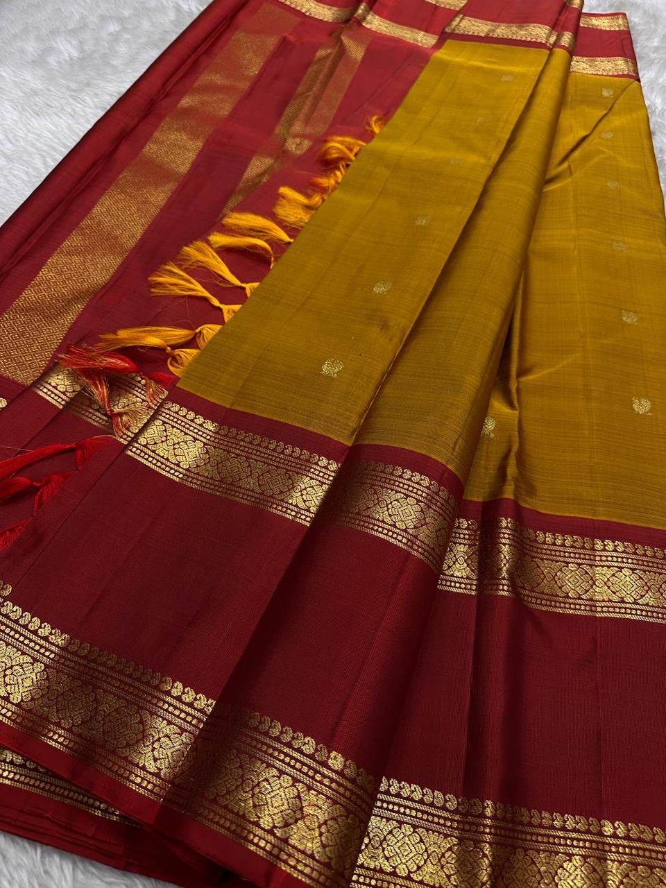 Ponvandu Kumkumam – Pure Kanchipuram Silk Saree
Honey-Gold Body with Zari Buttas
Contrasting Kumkum Red Borders with Floral Zari
Grand Kumkum Red Pallu with Zari Kaddi & Brocade
Silk Mark , | ships in 2 weeks, fall pico | Blouse Stitching Available |