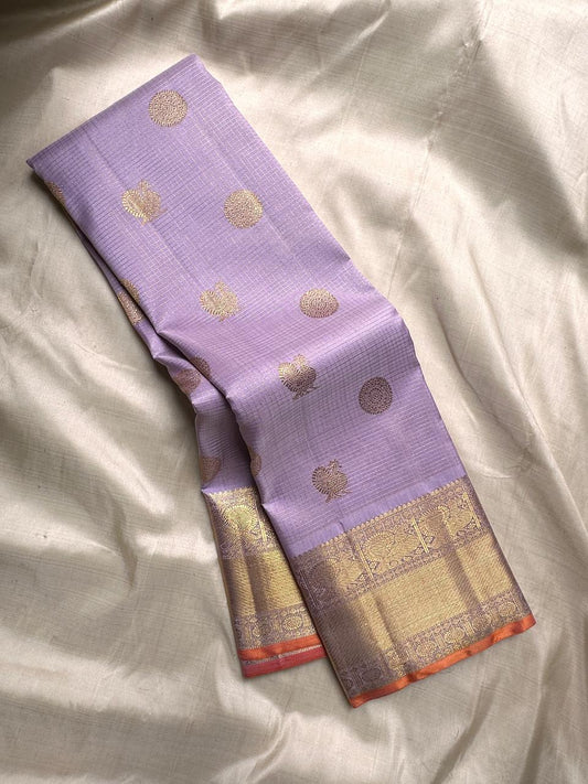 Lilavathi — Lavender & Gold Korvai
Pure Silk Kanchipuram Saree with Coin & Mango Zari Buttas
Antique-Gold Peacock Border • Grand Zari Pallu •
Silk Mark Certified ✅ Fall & Pico Done ✅ Blouse Stitching Available ($30) ✅
Free Shipping within 4 weeks