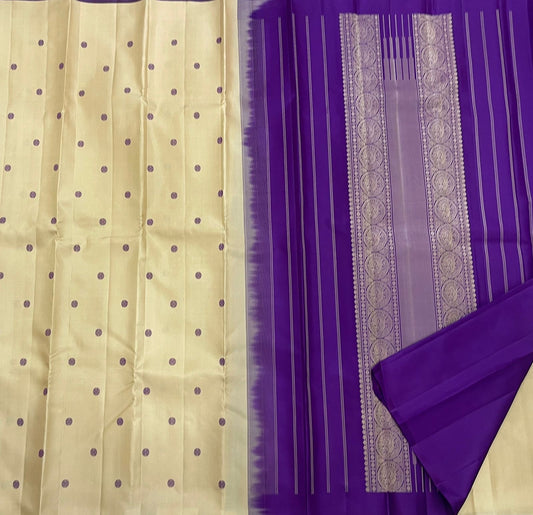 Paal Vadamalli Chakram – Pure Kanchipuram Silk Saree
Ivory body with royal-purple floral coin thread buttas
Grand purple pallu with zari panels & striped center
Handloom Double Warp Weave | Silk Mark Certified | Fall & Pico Done
Free shipping