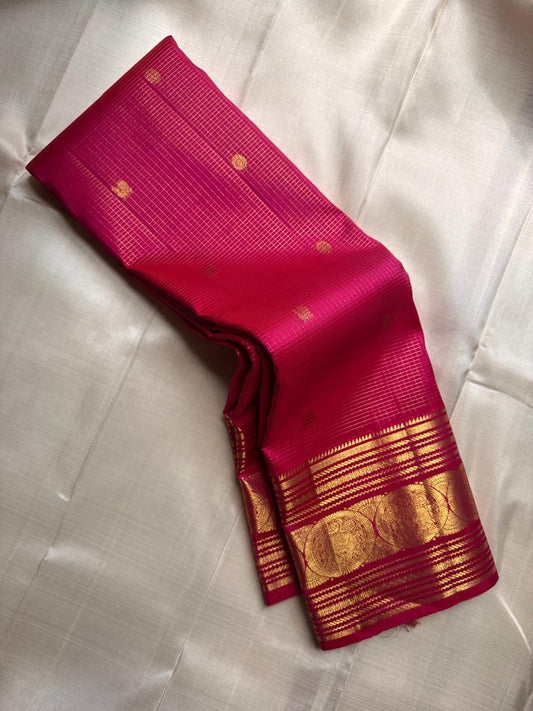 Fuschia Podi Kattam – Zari Checks Pure Silk Kanchipuram ✨🪔
Fuschia Podi Kattam 🌸 Pure Silk Kanchipuram Saree
All-over zari pinstripes & mini podi kattam checks ✨
Silk Mark Certified ✅ | Fall & Pico Done ✅
Free Shipping within USA 🚚 | 2 weeks
