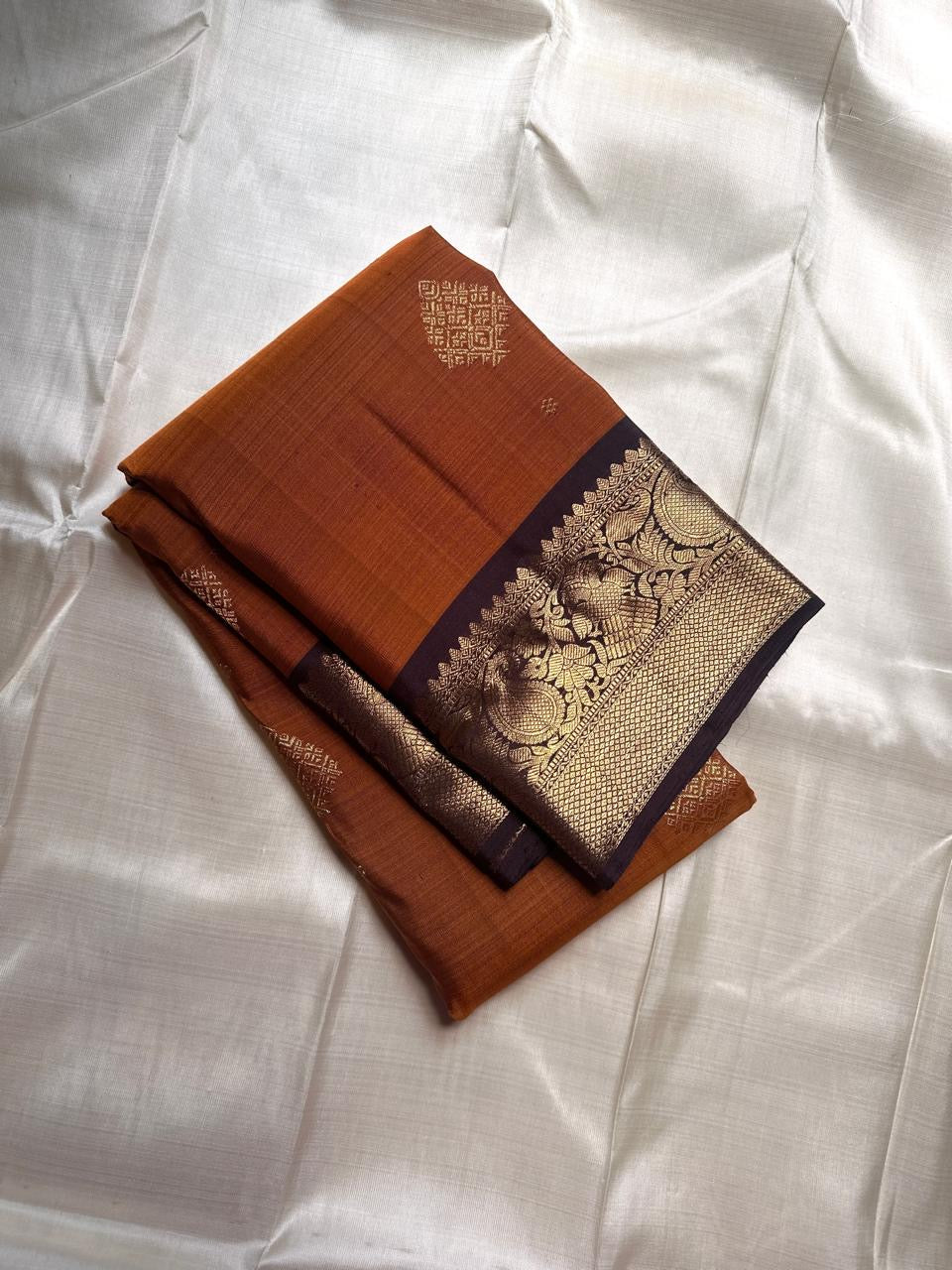 🌸 Rust Orange Ember — Coffee Brown Korvai Kanchipuram
Pure Silk | Mango–Paisley Zari Borders
Rust Orange Body with Zari Buttas ✨
Coffee Brown Brocade Pallu with Diamond Jaal 💛
Silk Mark Certified | Free Shipping (USA) | Ships in Two Weeks