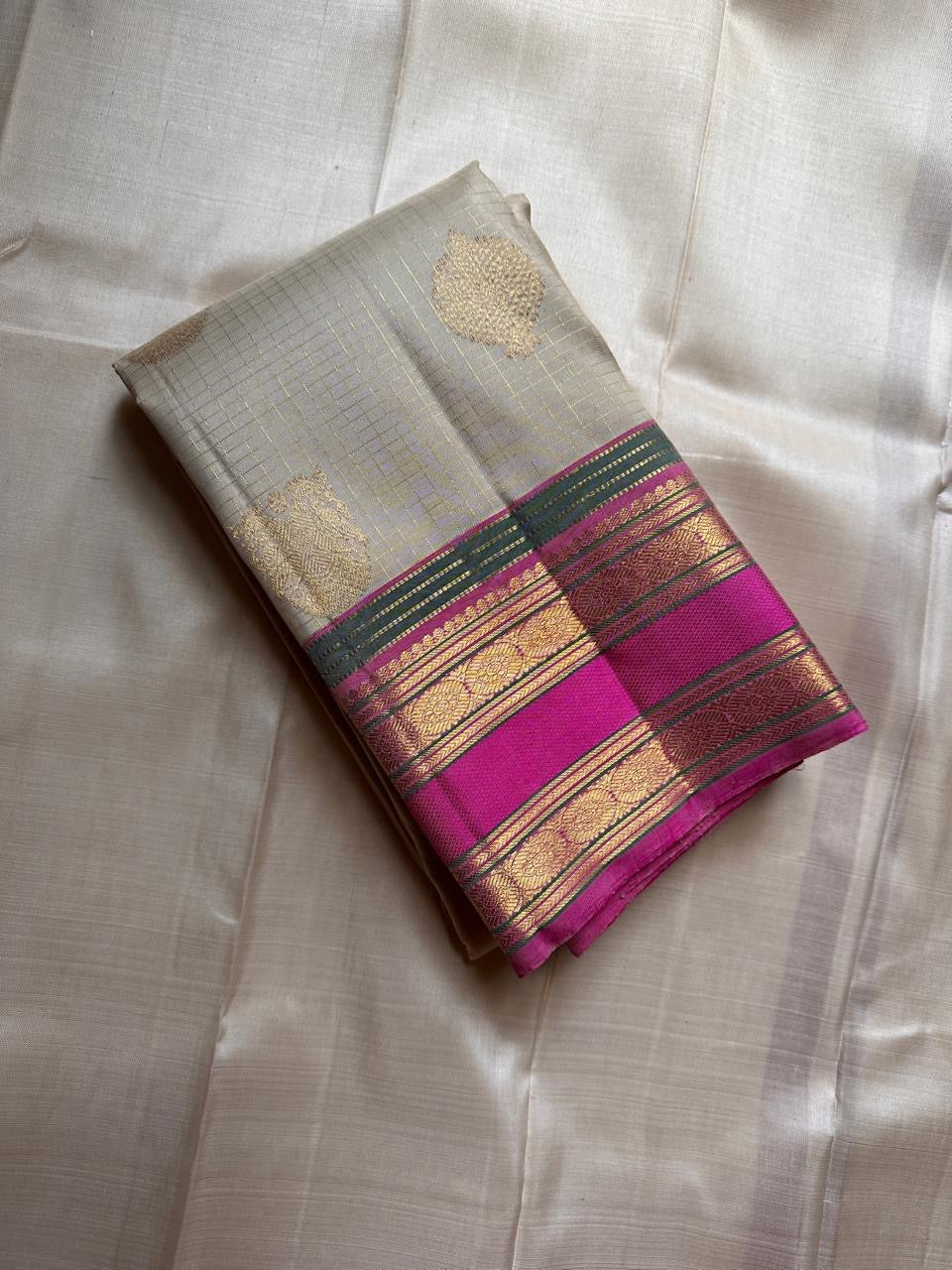 Jasmine Fuchsia — Pure Silk Kanchipuram Saree
Pearl-Ivory Body with Gold Buttas & Rani-Fuchsia Korvai Border ✨
Silk Mark Certified • Free USA Shipping • Ships in 2 Weeks✅