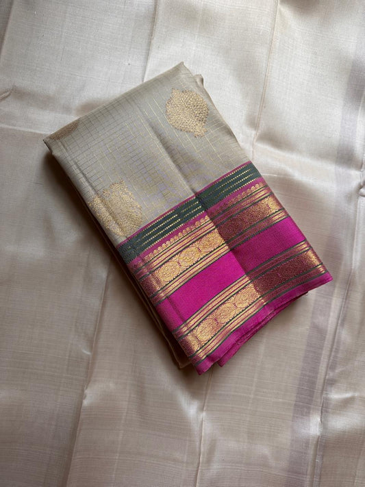 Jasmine Fuchsia — Pure Silk Kanchipuram Saree
Pearl-Ivory Body with Gold Buttas & Rani-Fuchsia Korvai Border ✨
Silk Mark Certified • Free USA Shipping • Ships in 2 Weeks✅