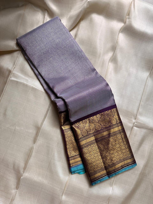 Vadamalli Lilac Kattam — Kanchipuram Pure Silk
Plum (Vadamalli) body • Rich gold zari diamond-jaal pallu
Royal mango–paisley borders with teal selvedge piping
Silk Mark Certified ✅  Free Shipping within USA ✅
Ships in Two Weeks | Dispatch in 1 W