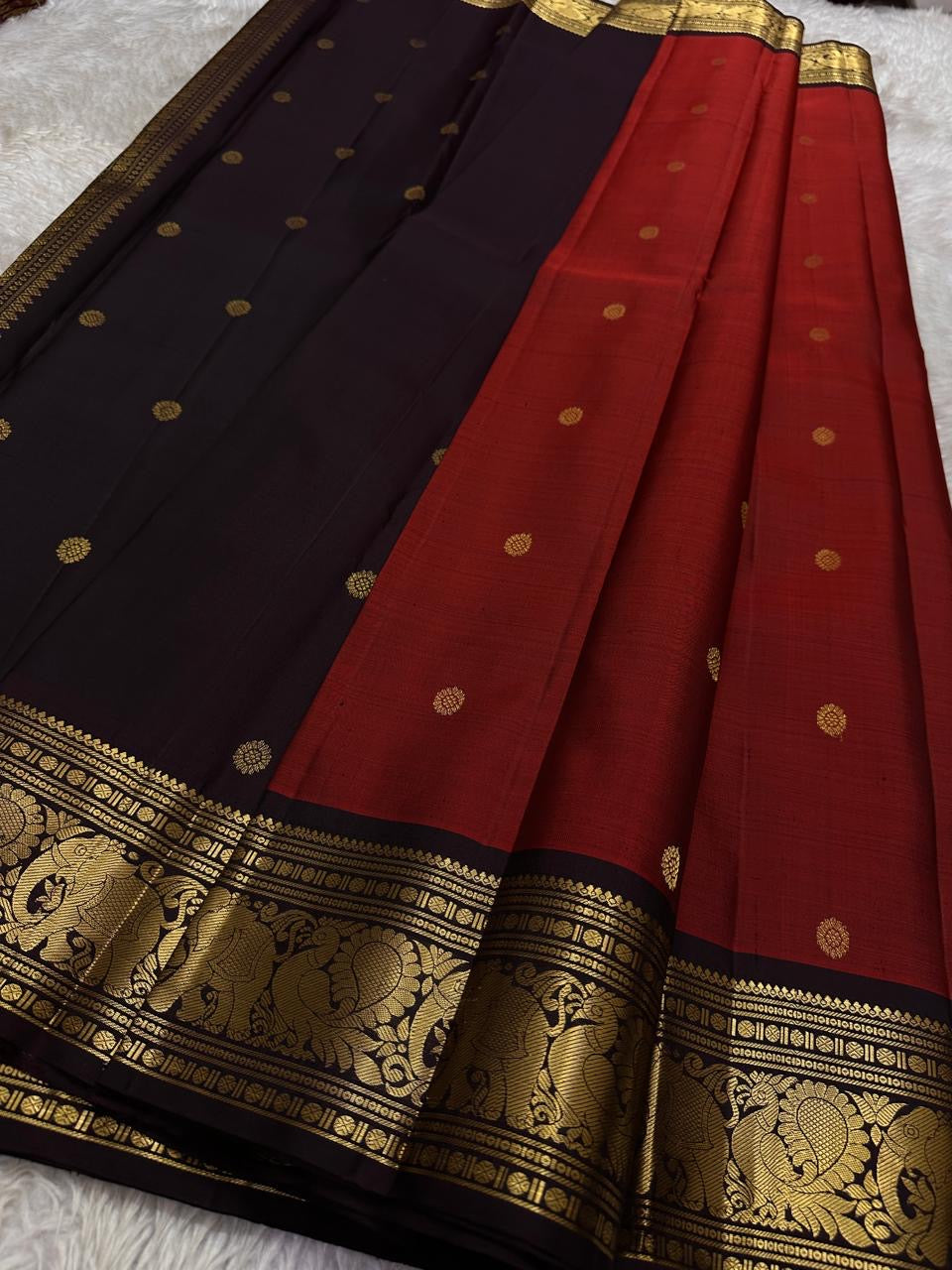 Meenakshi 🌺 – Deep Maroon Kanchipuram Pure Silk Saree
Kamalam Zari Buttas & Peacock Rudhraksham Motifs
Arai Madam & Korvai Border Detailing
Grand Vanasringaram Pallu for Festive Elegance
Silk Mark Certified | Blouse Stitching Available |