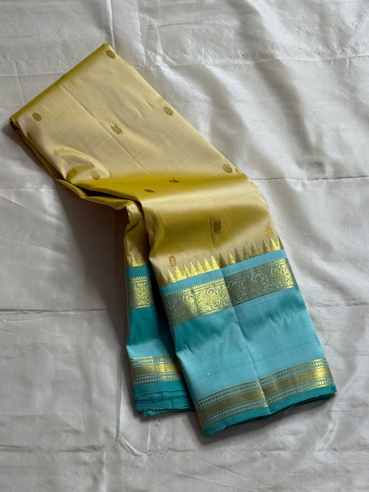 Body: pastel lemon-cream with tiny gold zari buttas
Borders/Pallu: sea-foam aqua with temple (reku) peaks & paisley vine zari
Silk Mark Certified • Free USA Shipping • Ships in Two Weeks