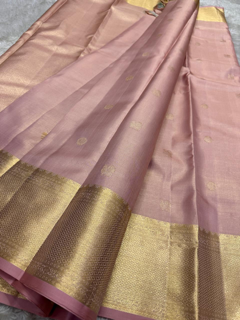 Hamsini — Pink & Gold Kanchipuram Pure Silk Saree
Featuring Exquisite Vairaoosi Zari with Peacock & Kamalam Motifs
Raised, Embossed Zari Adding Dimension and Shine
Thick Mayil-Kann Border with Luxurious Lustre & stunning border , silk mark certified