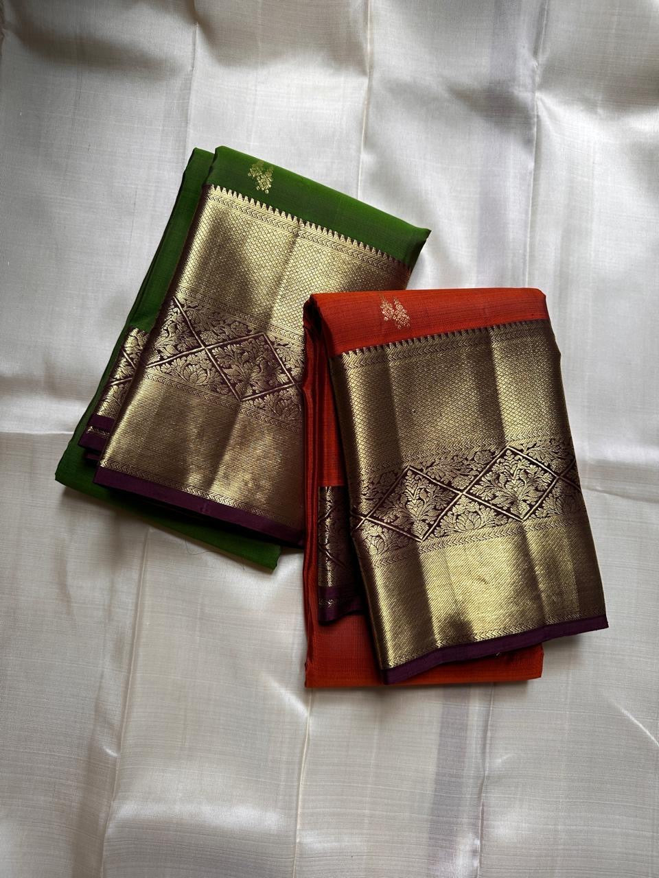 Rust Orange Malli Arangam β Pure Silk Kanchipuram β¨πͺ
Jasmine (Malli) Zari Motifs on Body β Subtle & Elegant β¨
Antique-Gold Diamond Jaal Borders & Vadamalli Pallu π
Silk Mark Certified β
 | Fall & Pico Done β
Free Shipping within USA π | 2  weeks
