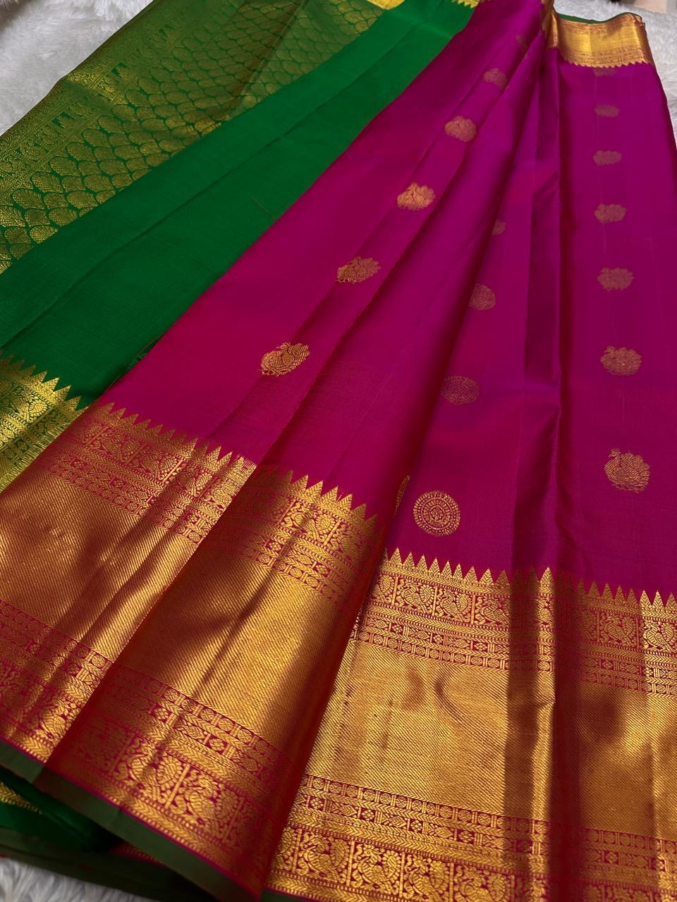 Divya Pushpam — Pure Silk Kanchipuram Saree
Rani-pink body with gold floral buttas & kattam weave ✨
Grand zari borders with lotus vines & medallions 💫
Rich brocade pallu with temple roundels & green selvedge 🌿
Silk Mark Certified ✅ • Free USA Shipping
