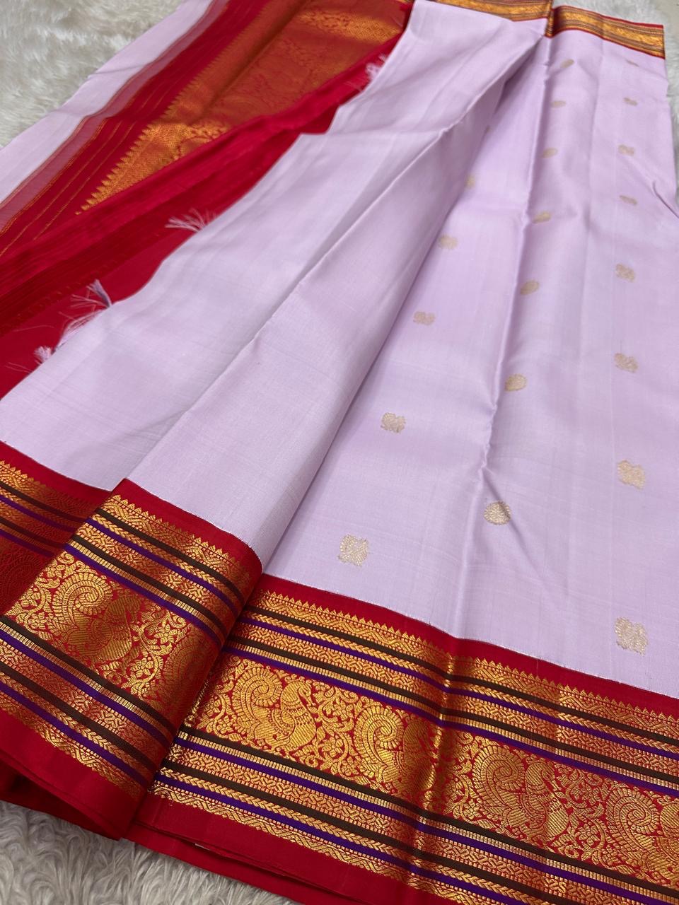 Lilac Sitare — Pure Silk Kanchipuram Saree
Pastel Lilac Body with Gold Sitare Buttas & Rani-Red Korvai Border ✨
Silk Mark Certified • Fall & Pico Done • Free USA Shipping • Ships in Two Weeks ✅