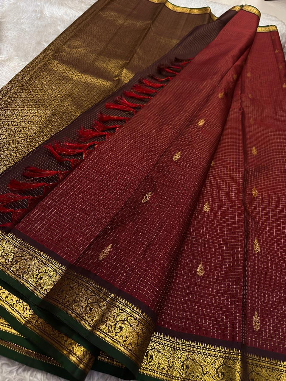 Ruby Red Zari Kattam — Pure Silk Kanchipuram Saree
Kumkum-Red Body with Gold Buttas & Royal-Purple Elephant Zari Kattam Border ✨
Silk Mark Certified • Free USA Shipping • Ships in 2 Weeks ✅
