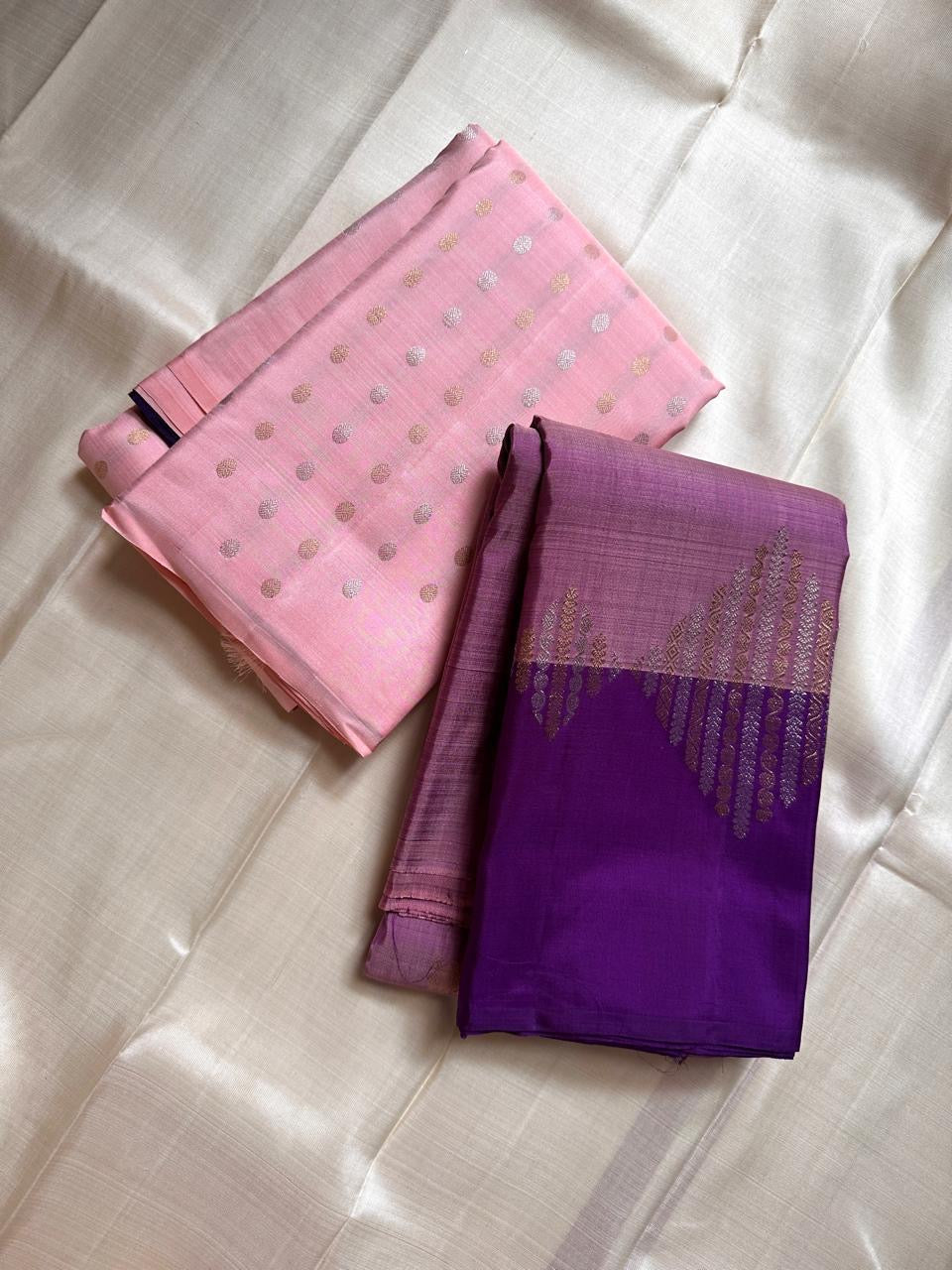 Gulabi Sonarupa — Blush Pink Pure Kanchipuram Silk Saree ✨
Gold–Silver Buttas with Contrast Violet Brocade Pallu 💜
Silk Mark Certified • Free Shipping within USA • Ships in Two Weeks