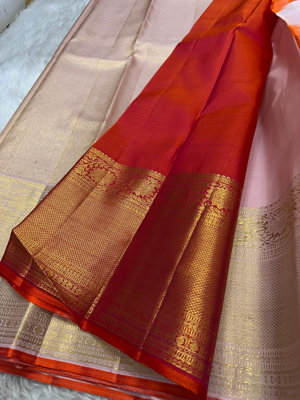 Lalima – Bud Pink Annam & Floral Adai in Pure Zari ✨
Broad Baavanji & Varisaipettu Borders with Crimson-Orange Selvedge
Ornate 3g Zari Pallu in Heritage Weave
Includes Matching Orange-Red Silk Blouse