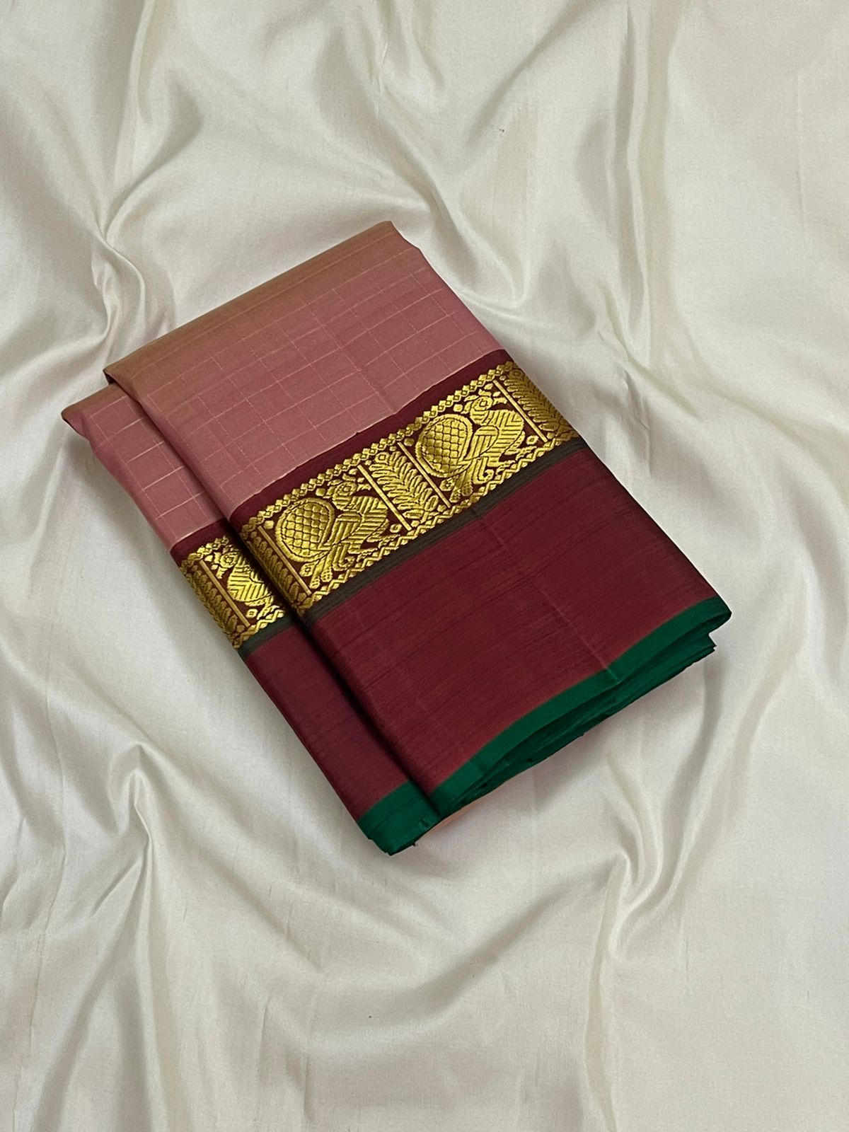 Arakku Rose — Pure Silk Kanchipuram Saree
Dusty-Rose Kattam Body • Arakku-Maroon Korvai Border • Antique-Gold Yali Zari • Grand Maroon Pallu
Matching Arakku Blouse • Silk Mark Certified • Free USA Shipping • ships in two weeks
