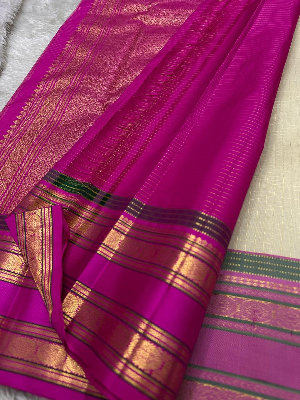 Jasmine Fuchsia — Pure Silk Kanchipuram Saree
Pearl-Ivory Body with Gold Buttas & Rani-Fuchsia Korvai Border ✨
Silk Mark Certified • Free USA Shipping • Ships in 2 Weeks✅