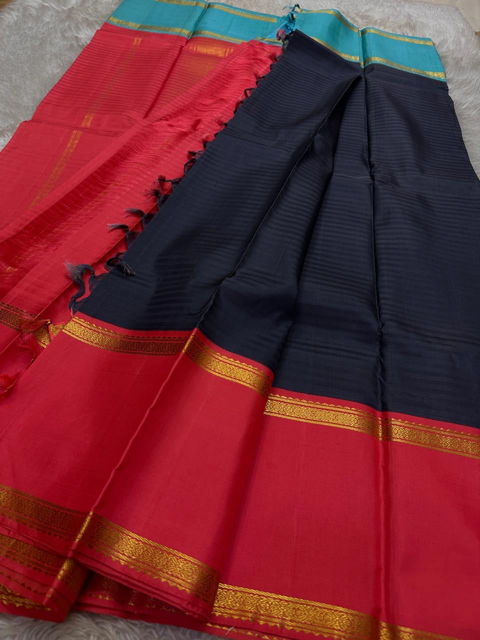 Yamini – Navy Blue Pure Silk Kanchipuram Saree with Ganga Jamuna rettapet Zari Borders
Bold and elegant, Yamini is a handwoven pure silk saree featuring a rich navy blue body with subtle thread detailing, beautiful seer Pallu